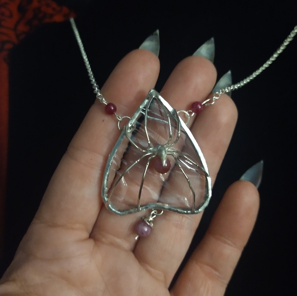 Stained glass Ruby spider planchette necklace - Picture 4 of 4